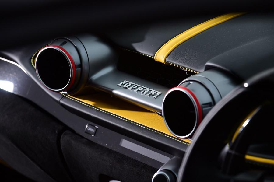 Детали экстерьера Ferrari 812 Superfast 2017 года  (UK) (фото 7 из 25)